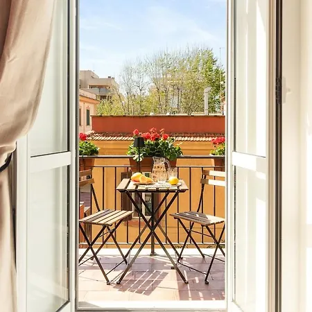 Elegant Beachfront House In The Heart Of Ostia דירה *